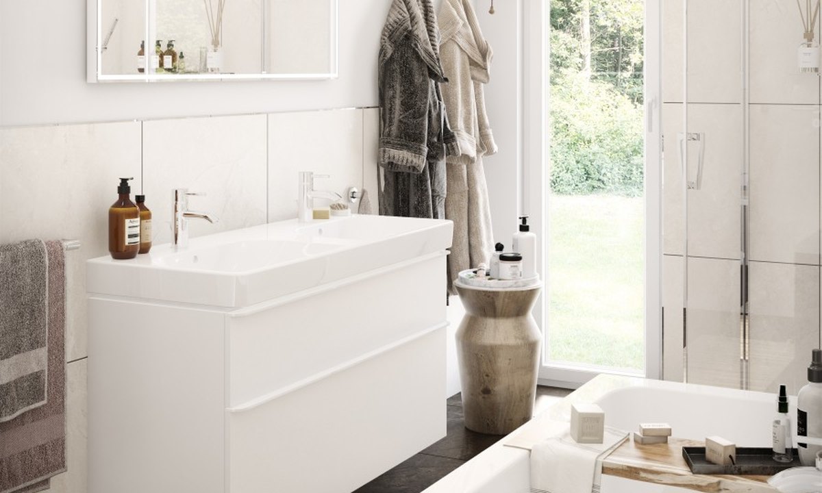 DANWOOD Perfect 120.1 — Badezimmer mit Doppelwaschtisch, Spiegelschrank, Dusche und Tageslichtfenster